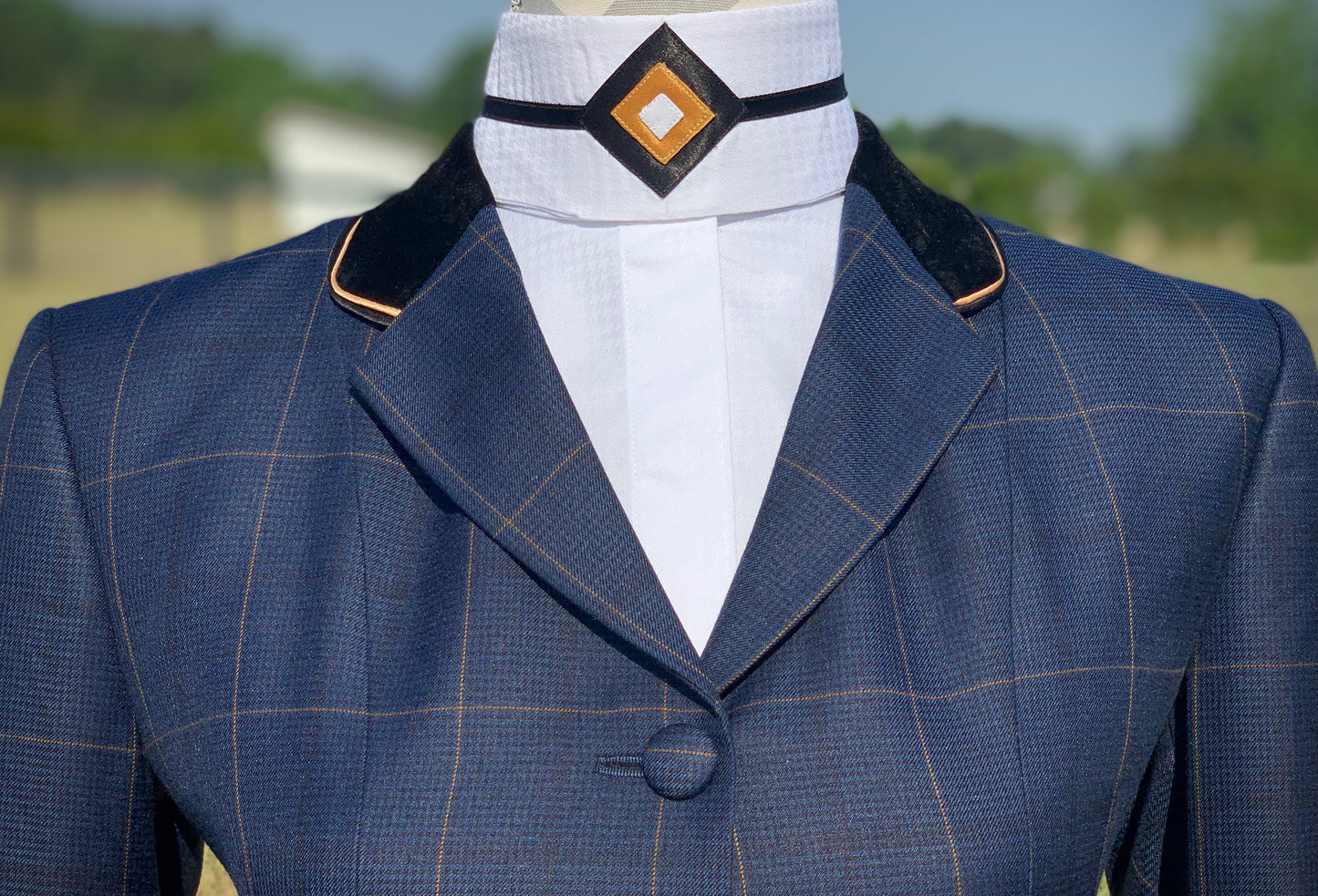 White Shirt with Black/Gold Open Diamond and Black Stripe Collars - Size 32