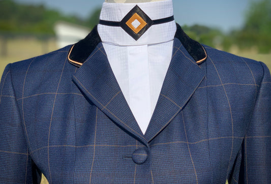 White Shirt with Black/Gold Open Diamond and Black Stripe Collars - Size 32