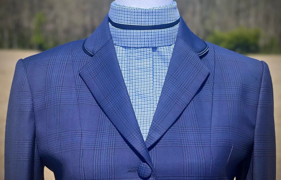 Light Blue & White Shirt w/ Thick Navy & Black Open Diamond and Navy V Collars - Size 32